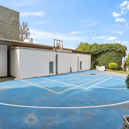 Luxury 5 Bedroom 贝纳尔马德纳