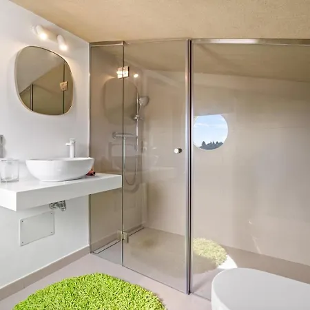 Luxury 5 Bedroom 贝纳尔马德纳